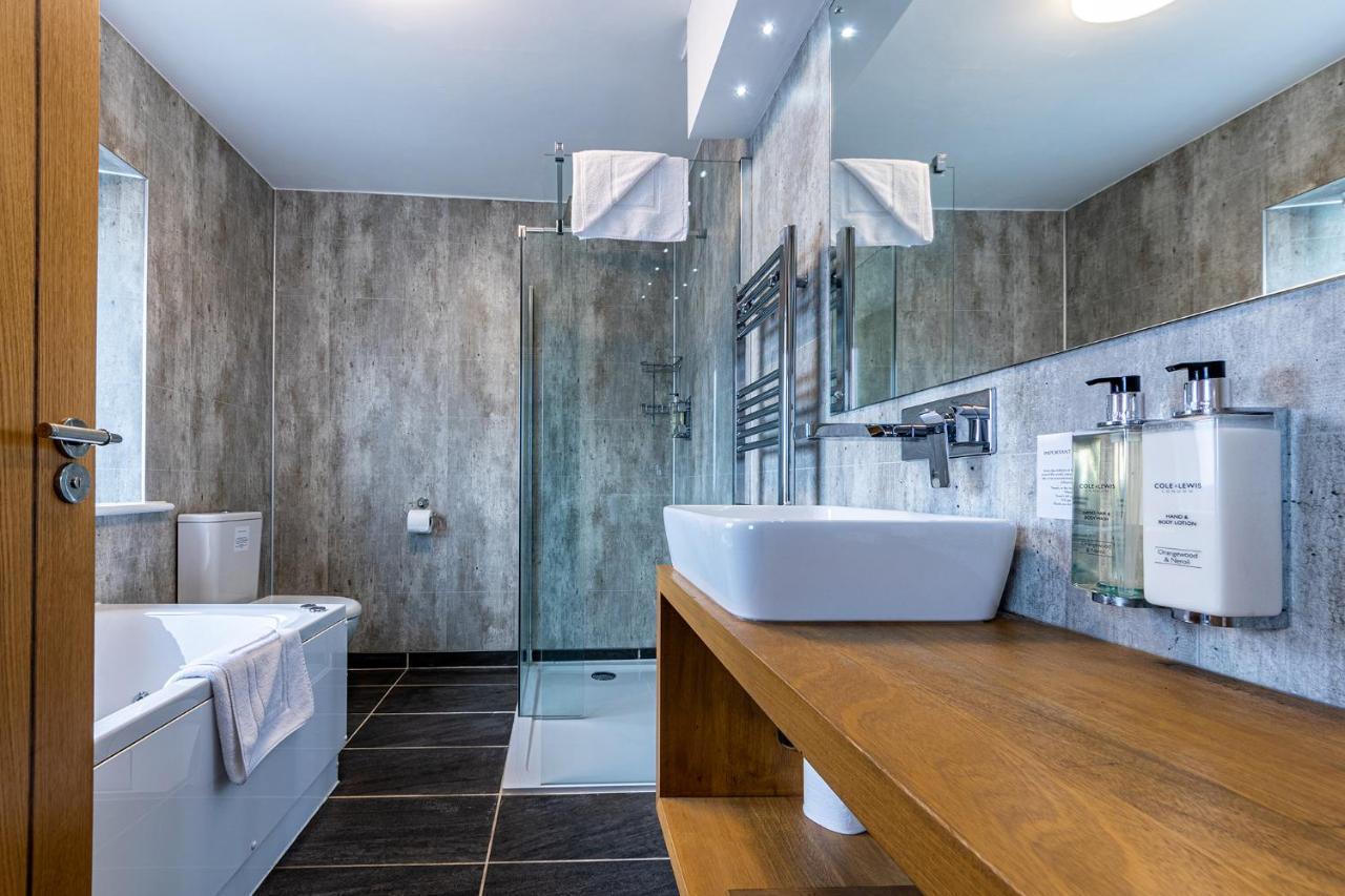 Crossways Hotell Wells Exteriör bild Bathroom