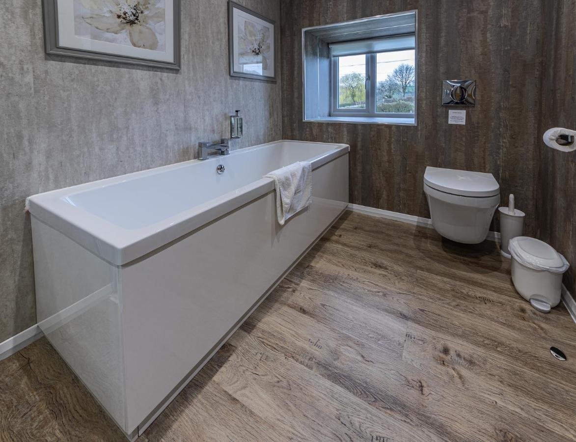 Crossways Hotell Wells Exteriör bild Bathroom with a shower bath