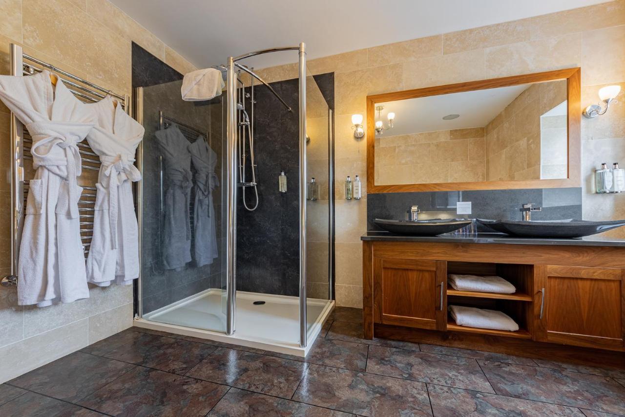 Crossways Hotell Wells Exteriör bild A shower enclosure