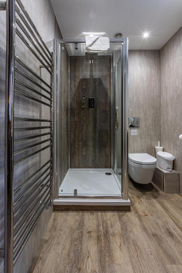 Crossways Hotell Wells Exteriör bild A shower cubicle