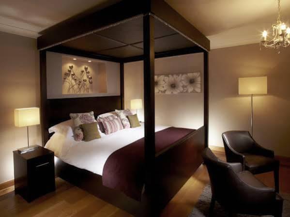 Crossways Hotell Wells Exteriör bild A bedroom at The Berkeley