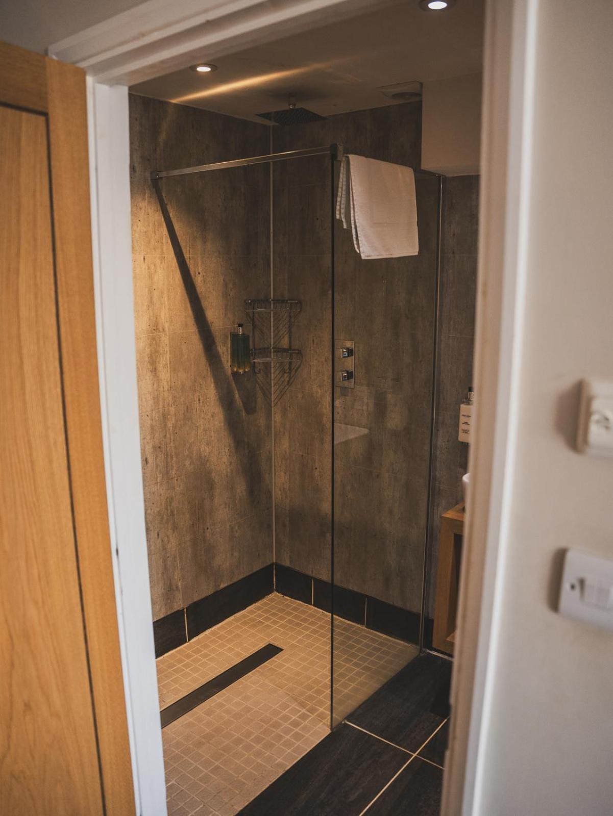 Crossways Hotell Wells Exteriör bild A shower cubicle