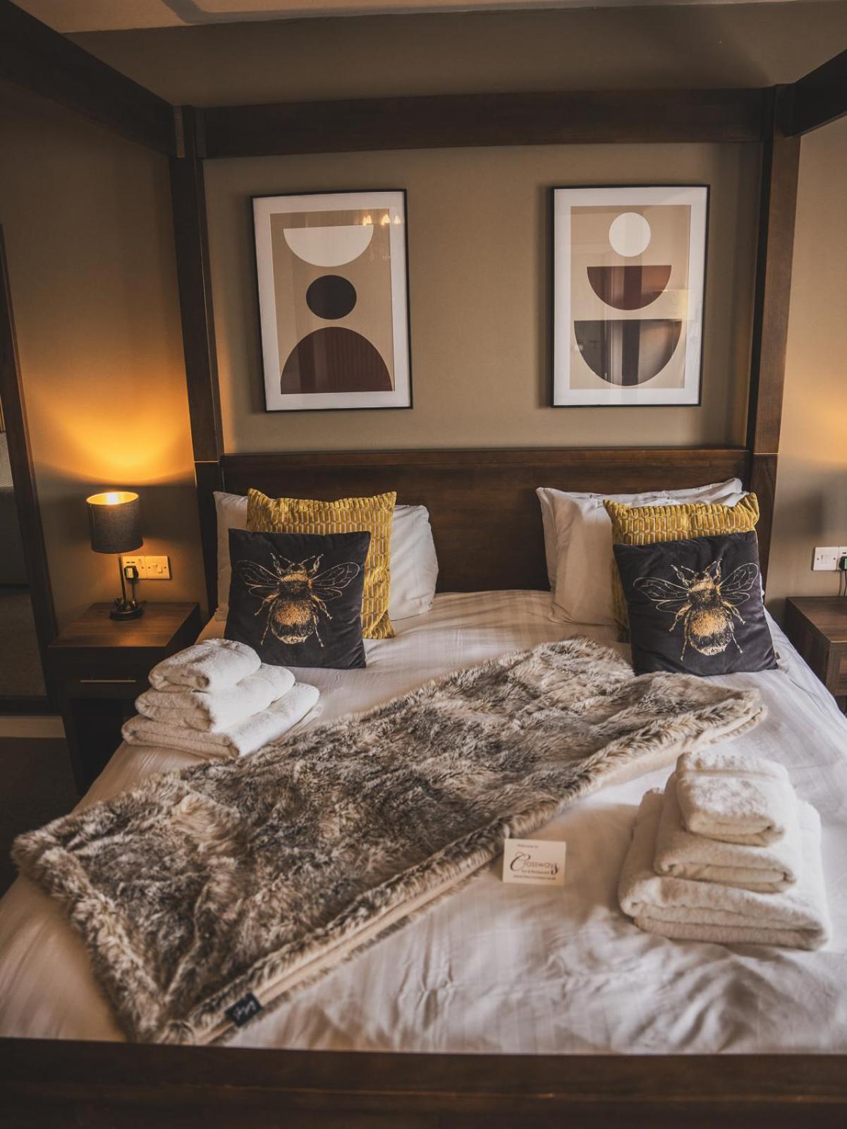 Crossways Hotell Wells Exteriör bild A bed with a throw