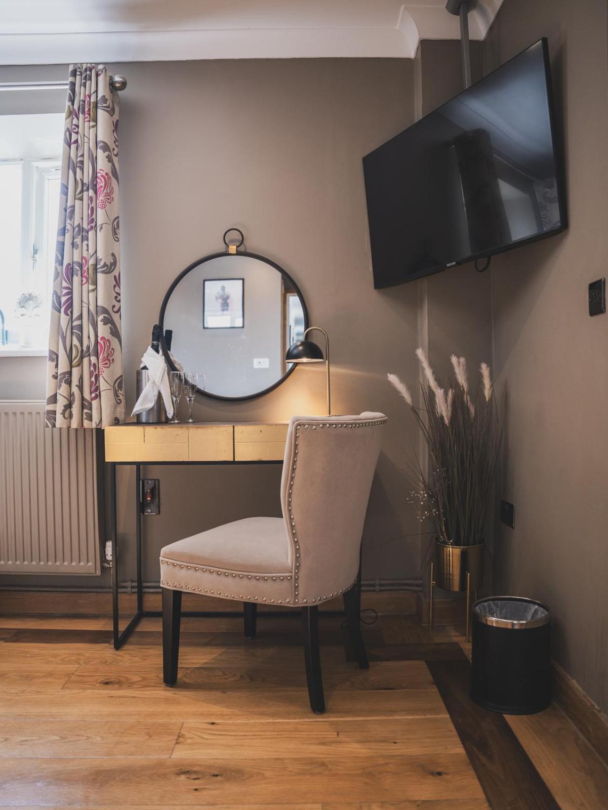 Crossways Hotell Wells Rum bild A dressing table in a bedroom